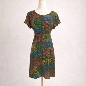 Abito estivo vintage in stile cottagecore con stampa patchwork boho anni '90, con coulisse colorata e lacci sulla schiena