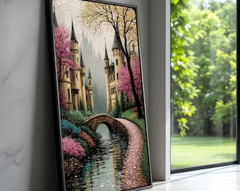 Könnte beinhalten: Gerahmtes Kunstwerk, das eine Burgszene mit einer Steinbrücke über einem Fluss zeigt. Das Gemälde zeigt einen Weg, der mit rosa Blumen gesäumt ist und zur Burg führt. Das Kunstwerk befindet sich in einem schwarzen Rahmen und lehnt an einer weißen Wand.