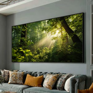 Lienzo con luz matutina en un bosque verde, arte mural natural, rayos de sol entre los árboles, lienzo con paisaje forestal, decoración de un bosque tranquilo
