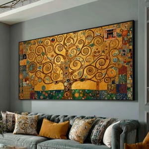 Könnte beinhalten: Großformatige, gerahmte Kunstwerk mit einem stilisierten goldenen Baum mit wirbelnden Ästen und komplizierten Details. Das Kunstwerk hat einen goldenen und gelben Hintergrund mit bunten, mosaikartigen Mustern. Das Gemälde wird über einem grauen Sofa mit dekorativen Kissen ausgestellt.