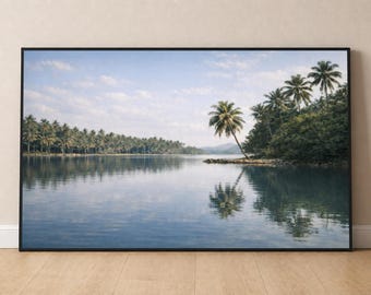 Puede incluir: Impresión enmarcada de un paisaje tropical sereno. La imagen muestra una extensión de agua azul tranquila que refleja palmeras y un cielo nublado. La exuberante vegetación verde bordea la orilla, creando un entorno natural y tranquilo.