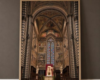 Puede incluir: Una impresión de arte de pared rectangular enmarcada que presenta una vista interior detallada de una catedral con techos abovedados altos, columnas a rayas, frescos de pared intrincados, una vidriera central y un altar con estatuas.