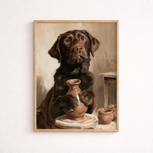 Könnte beinhalten: Ein Ölgemälde eines dunkelbraunen Labrador Retrievers, der an einer Töpferscheibe sitzt und eine Tonvase mit seinen Pfoten hält. Der Hund hat große, ausdrucksstarke Augen und ist von weiteren kleinen Tontöpfen in einem rustikalen Atelier umgeben.