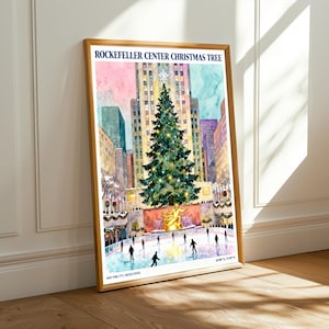 Può includere: Una stampa ad acquerello incorniciata dell'albero di Natale del Rockefeller Center a New York City. L'immagine presenta un grande albero di Natale decorato, una pista di pattinaggio su ghiaccio e gli edifici circostanti. Il testo "Rockefeller Center Christmas Tree" è in alto.