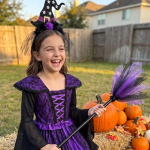 Peut inclure: Une robe longue violette avec une superposition de dentelle noire, des manches longues évasées et un corsage à lacets noirs. La tenue comprend un chapeau de sorcière noir à étoiles blanches et ruban violet, avec un balai en tulle noir et violet.