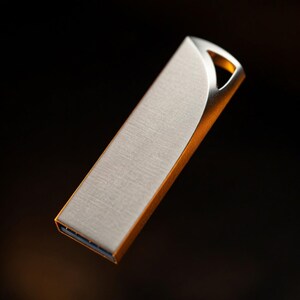 Unidad USB de arranque Lubuntu Linux / 32 GB Metal NIXKEY, Live Persistence, Guía física