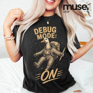 Camiseta con el mensaje "Modo de depuración activado", camiseta divertida para desarrolladores, regalo para programadores, camiseta con humor sobre programación, camiseta para ingenieros de software, regalo para geeks de la tecnología.