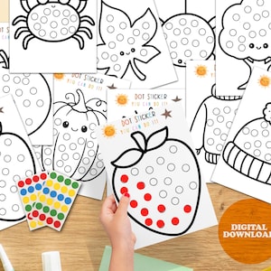 Puede incluir: Una colección de hojas de actividades imprimibles con pegatinas de puntos que presentan varios diseños, incluyendo un cangrejo, una hoja, una calabaza y una fresa. Las hojas tienen círculos para las pegatinas de puntos y el texto "DOT STICKER YOU CAN DO IT!" es visible.