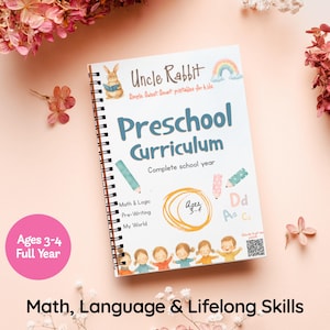Pode incluir: Um livro de currículo pré-escolar com espiral com o título "Preschool Curriculum" e o texto "Ages 3-4 Full Year". A capa apresenta um coelho de desenho animado e um arco-íris. O livro inclui seções de matemática, pré-escrita e muito mais.