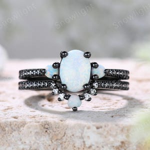 Set di anelli di fidanzamento con opale bianco di fuoco ovale: set da sposa gotico in oro nero, pietra portafortuna di ottobre