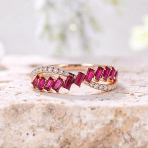 Anello con rubino naturale a baguette: fede nuziale incrociata in oro 14 carati, anello eternity con diamanti, pietra portafortuna di luglio.
