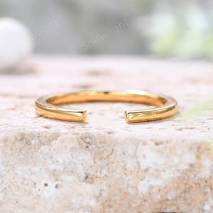 Anillo abierto de oro amarillo: banda fina para los nudillos, anillo minimalista apilable.