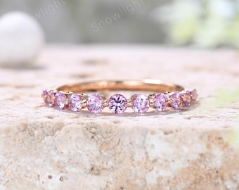 Anello a mezza eternità con zaffiro rosa sfumato: fede nuziale impilabile in oro rosa 14 carati per anniversario.