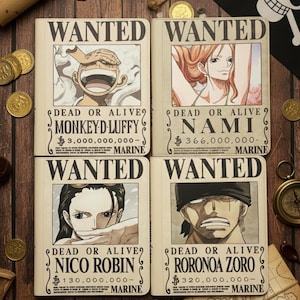 Puede incluir: Cuatro cuadernos temáticos de One Piece con carteles de "SE BUSCA" con Monkey D. Luffy, Nami, Nico Robin y Roronoa Zoro. Cada cuaderno muestra una imagen del personaje, la cantidad de la recompensa y el texto "MUERTO O VIVO". El fondo incluye monedas y una bandera pirata.