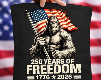 250 år av frihet PNG, patriotisk Bigfoot PNG, seriös Sasquatch America 1776 2026, USA sublimeringsdesign, 4 juli-konst