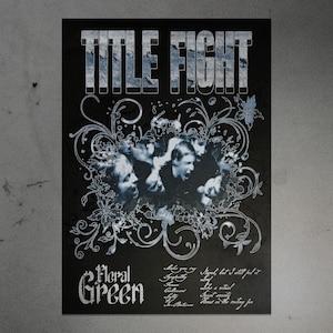 以下が含まれることがあります： テクスチャ加工された水色のフォントで「TITLE FIGHT」と書かれた黒いポスター。その下に、様式化されたフォントで「Floral Green」という言葉があります。ポスターには、人々と装飾的な花の要素の白黒画像が描かれています。