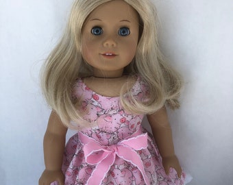 Vestito rosa da bambola da 18 pollici a forma di maialino con rifiniture ad occhielli, realizzato su misura per bambole da 18 pollici come le American Girl Dolls e altre.