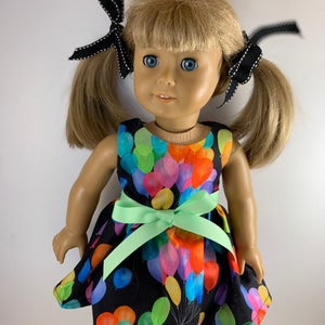 Bunte Ballons auf schwarzem Hintergrund, passend für 18-Zoll-Puppen wie American Girl Dolls und Puppen ähnlicher Größe