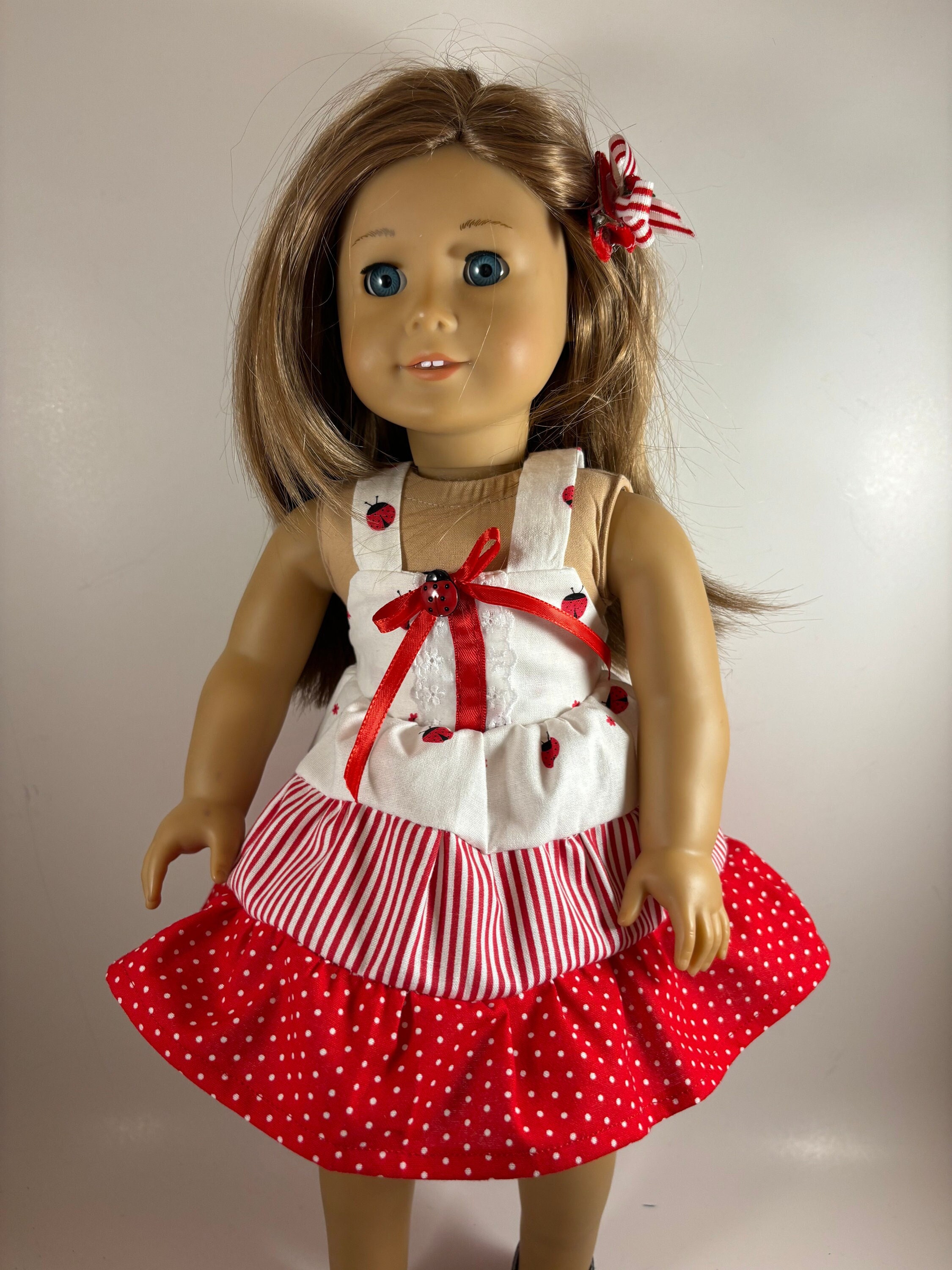 Prendisole da coccinella da 18 pollici realizzato per adattarsi a bambole da 18 pollici come bambole American Girl e bambole di dimensioni simili.
