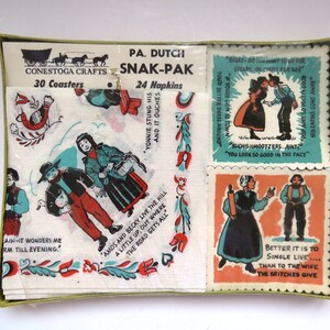 Pode incluir: Uma caixa com 30  copos de apoio e 24 guardanapos com um tema holand&ecirc;s da Pensilv&acirc;nia. A caixa apresenta ilustra&ccedil;&otilde;es e texto coloridos, incluindo "PA. DUTCH SNAK-PAK", "30 Coasters" e "24 Napkins".