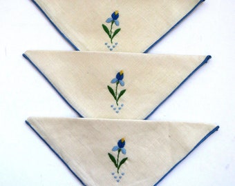 1960s Vintage Blue Embroidered Daffodil Napkins - Set of 4 - Linen Flower Luncheon Napkins - Vintage Spring Summer Tulip Table Linens - Gift