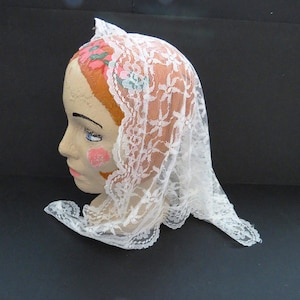 Korte witte kanten pure mantilla - bloemen paisley prints driehoek hoofdsluier - kerkkapel bruiloft hoofdbedekking - kostuum hoofd haarsjaal