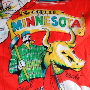 Bufanda de recuerdo del estado de Minnesota de la década de 1950 - Mapa del estado de Minnesota - Paul Bunyan - Diez mil lagos - Cataratas Minnehaha - Sitios turísticos - Regalo