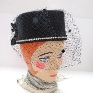 Cappello da donna nero anni &#39;70 di Geo W Bollman - Velo a pois con nastro nero e strass - Accessori di moda per cappelleria in feltro di lana