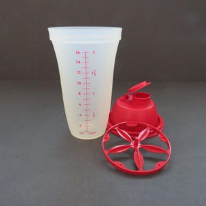 Contenitore TUPPERWARE Quick Shake anni '80 - 3 pezzi - Coperchio rosso trasparente - Mescola e agita - Frullati, sughi, condimenti per insalata, conservazione degli alimenti