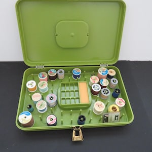 Caja de costura Wil Hold de Wilson de los años 70 - Plástico verde aguacate - Estuche para hilo, bobinas, agujas y accesorios de costura - Manualidades - Regalo