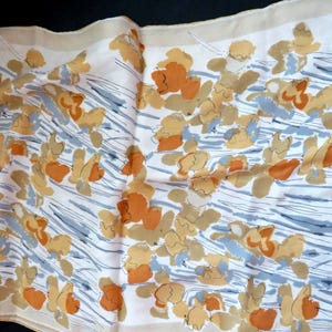 Écharpe longue Vera Neumann années 1950 à motif floral abstrait doré, beige, marron, bleu et gris - Accessoire de mode de créateur pour femme - Cadeau image 8