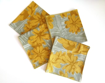 1980-tals Vera Neumann Servetter - Set om 4 - Guldbeige blommor Gråaktig bakgrund - Sommarbomullsdesignerdukar - Gåva