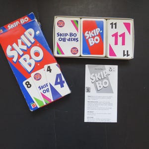 SKIP BO-kaartspel - complete boxset met instructies - uitdagend kaartspel voor gezinnen voor alle leeftijden - familiespelavond op vakantie - cadeau