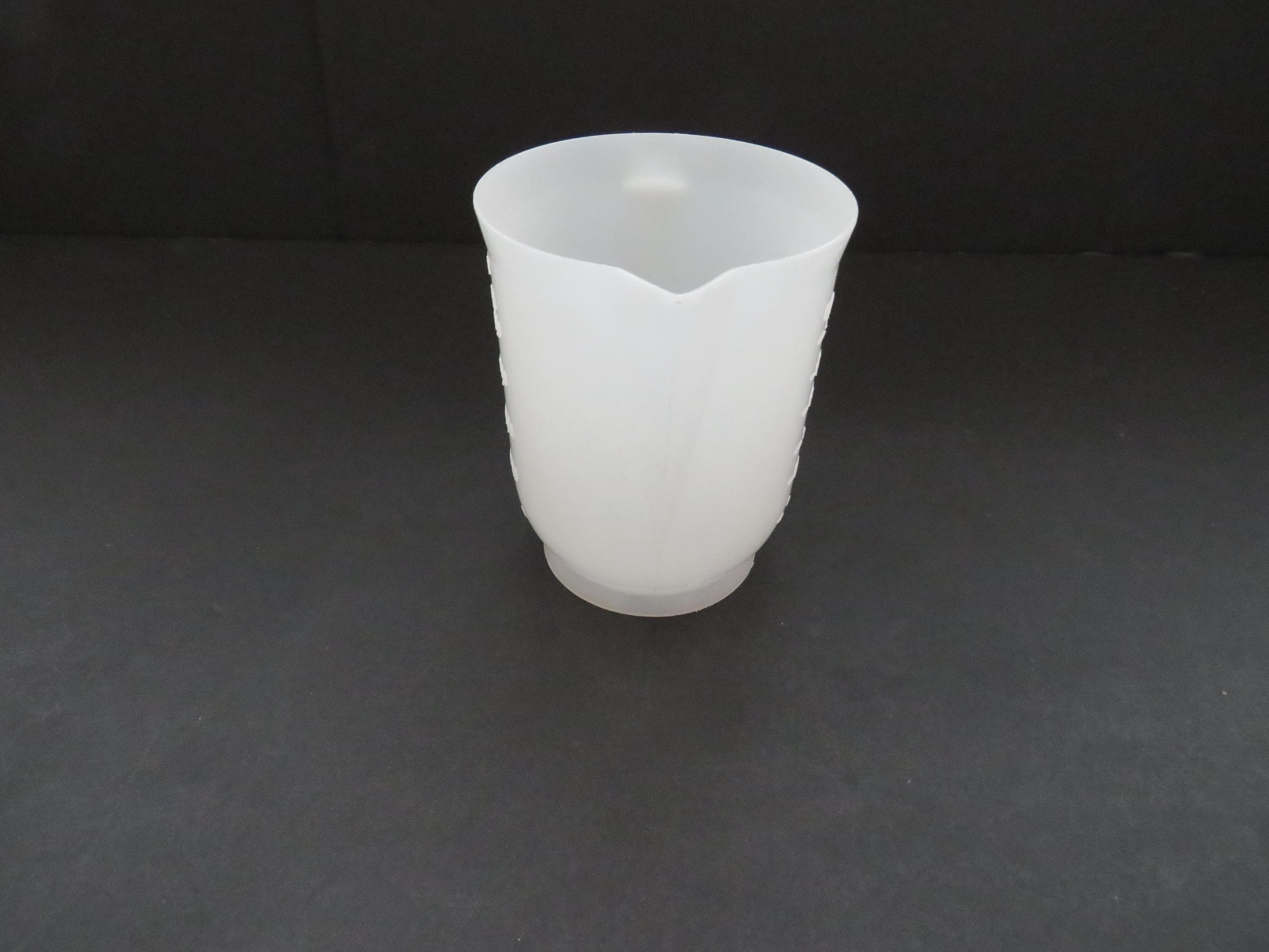 Vintage Messbecher (2 Tassen) von ACTION INDUSTRIES – Metrischer Messbecher aus Kunststoff mit Ausgießer – Küchenhelfer zum Backen und Kochen