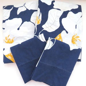 1970s VERA Neumann 4 Piece FULL Double Sheet Set - Flat Fitted 2 Pillowcases - HIBISCUS  White Flowers on Navy - Retro Mod Floral Bedding
