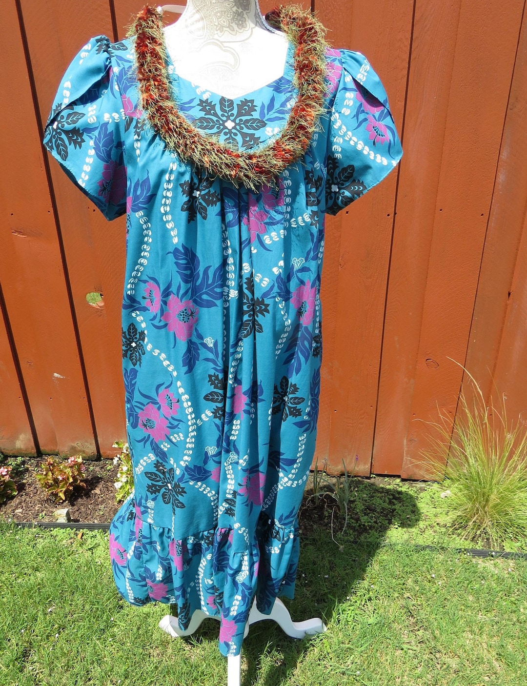 1980s Hawaiian Aloha Muumuu Dress Size Medium White Pikake