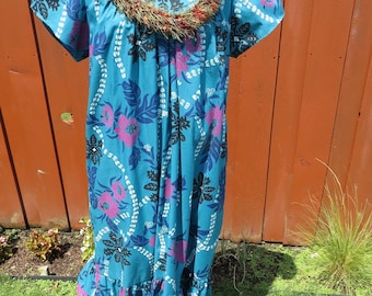 1980s Hawaiian Muumuu Aloha Dress - Size Medium - White Pikake Leis Purple Flowers on Turquoise - Luau Cruise Resort Wear Hula Tiki Party