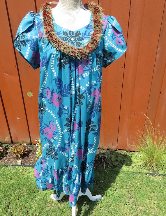 1980s Auntie Styleのムームー Muu Muu Hawaii 1980s Hawaiian Muumuu Aloha Dress - Size Medium - White Pikake