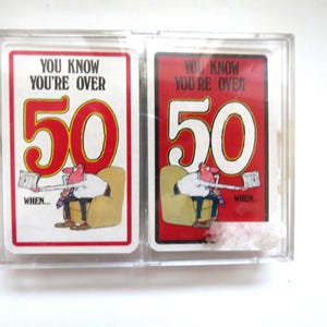 Cartes à jouer Vous savez que vous avez plus de 50 ans lorsque vous dessinez des dessins animés par Ivory Tower - Cartes à jouer originales - Soirée jeux en famille - Cadeau d'anniversaire pour 50 ans