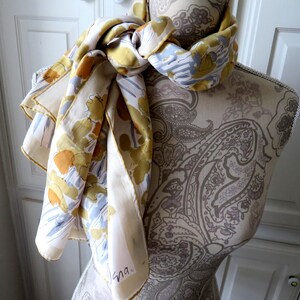 Écharpe longue Vera Neumann années 1950 à motif floral abstrait doré, beige, marron, bleu et gris - Accessoire de mode de créateur pour femme - Cadeau image 3
