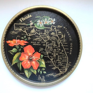Metalen dienblad met souvenirs Florida - kaart staat Florida, bezienswaardigheden bezienswaardigheden - rond zwart dienblad met hibiscus sinaasappelbloesems en flamingo's