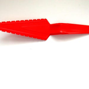 Plastikowy serwer do ciasta z lat 70. firmy Tupperware - Czerwony plastikowy serwer do ciasta i deserów - Rozrywkowy stół do bufetu deserowego - Prezent do serwowania na pikniku