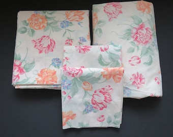 Conjunto de lençóis de casal completos de 4 peças da década de 1980 da Martex - 2 fronhas com ajuste plano completo - Flores de pêssego rosa azul em branco sujo Country Cottage COMO ESTÁ