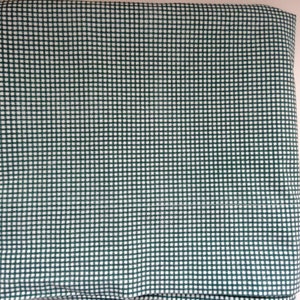 Peut inclure: Un tissu à carreaux vert et blanc plié. Le tissu a un petit motif à carreaux fin.