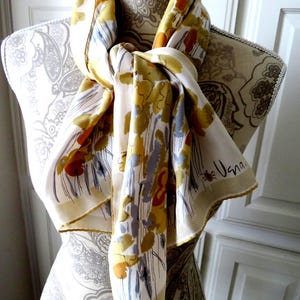 Écharpe longue Vera Neumann années 1950 à motif floral abstrait doré, beige, marron, bleu et gris - Accessoire de mode de créateur pour femme - Cadeau image 4