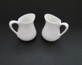 Dos pequeñas jarras de crema blancas vintage - Servicio individual de leche, crema y jarabe - Vajilla blanca para restaurante - Jarras pequeñas de cerámica para servir - Fiesta del té