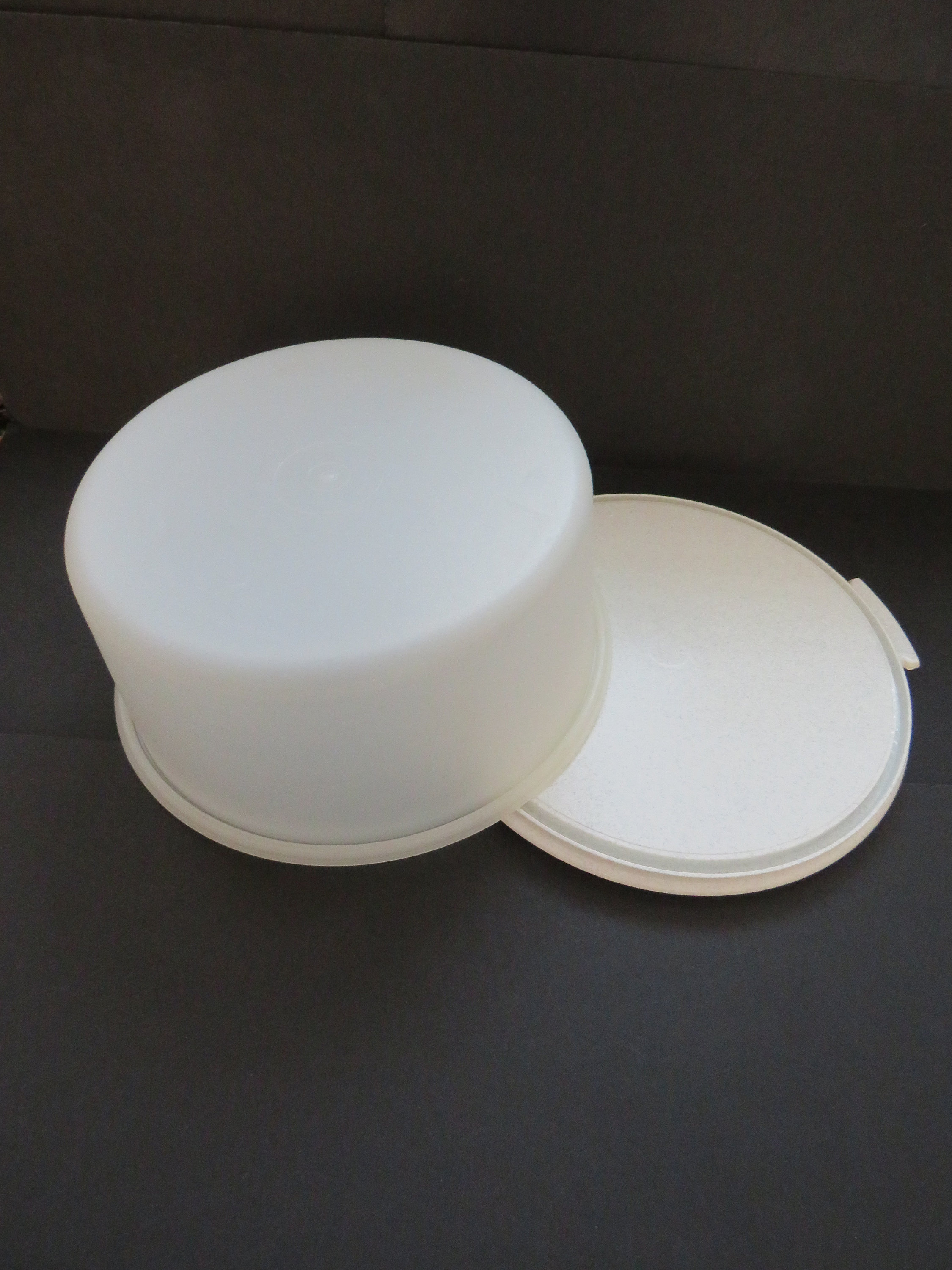 MAXI Tupperware Cake Taker Pieces 12 Inch White Speckled