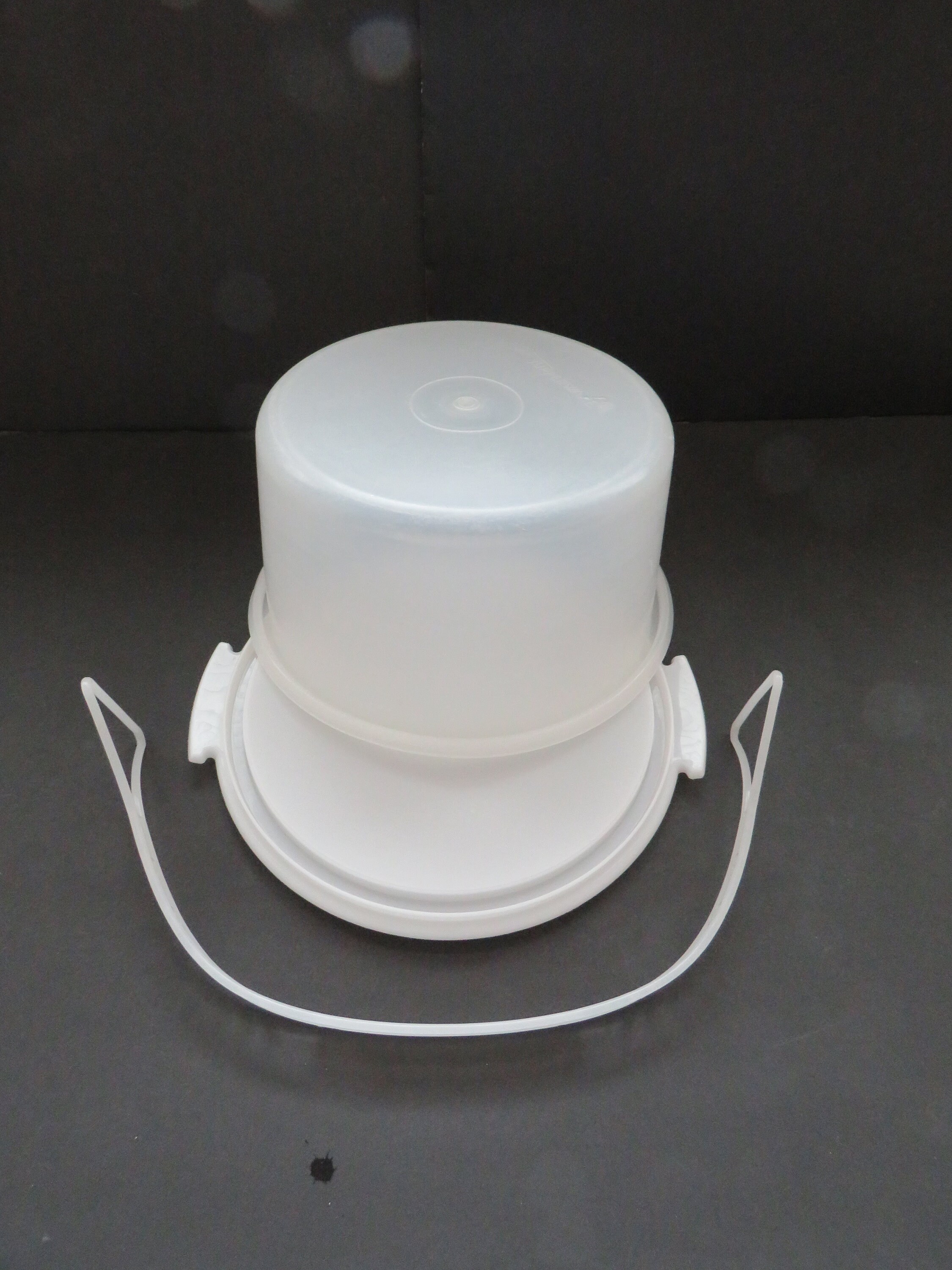 1980s Tupperware Cake Taker 3 Piece White Base Handle Clear Dome Vintage  Housewares Food Storage Container Cupcake Pie Carrier Gift 