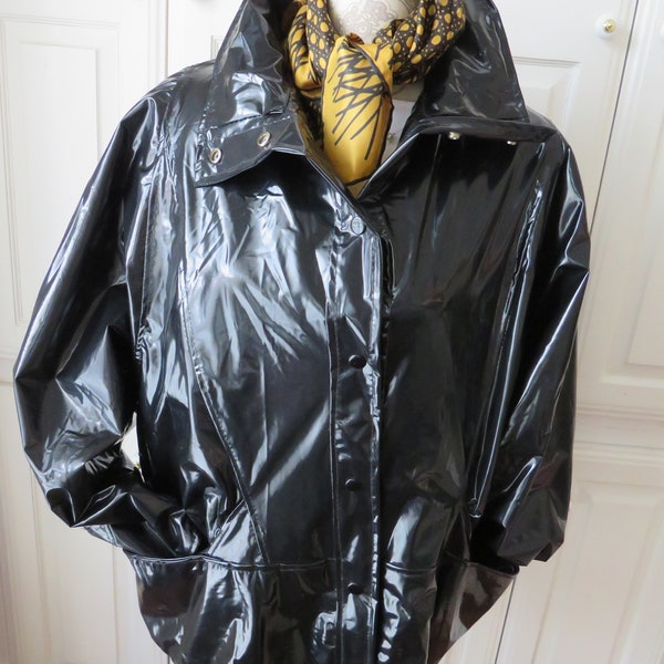 Veste de pluie en vinyle noir brillant des années 1980 par Kenn Sporn Wippette - Taille moyenne - Snap Up Jacket Coat Macintosh MAC Rain Gear unisexe