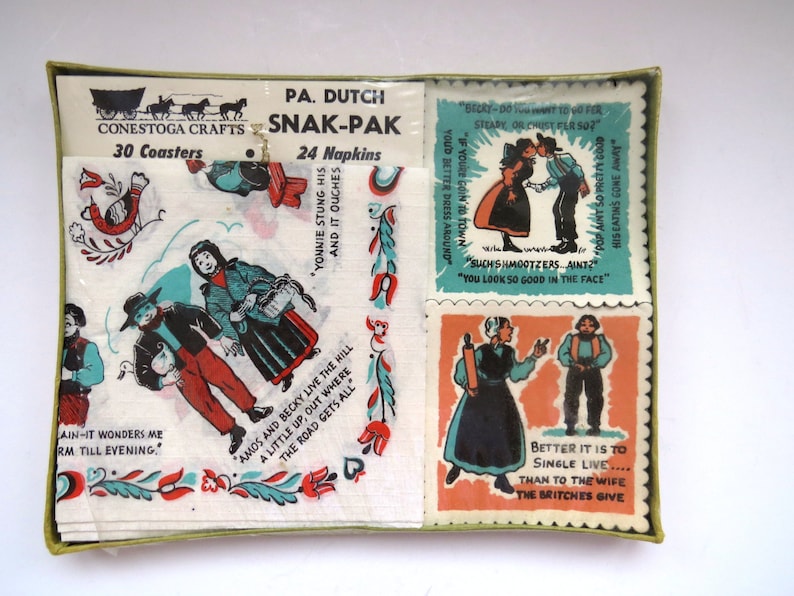 Pode incluir: Uma caixa com 30  copos de apoio e 24 guardanapos com um tema holand&ecirc;s da Pensilv&acirc;nia. A caixa apresenta ilustra&ccedil;&otilde;es e texto coloridos, incluindo "PA. DUTCH SNAK-PAK", "30 Coasters" e "24 Napkins".